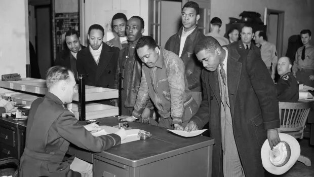 Группа чернокожих, зачисленных в авиационный корпус армии США в марте 1941 года. Они были приписаны к 99-й эскадрилье преследования в Иллинойсе; это был первый раз, когда армейский авиационный корпус открыл набор афроамериканцев.