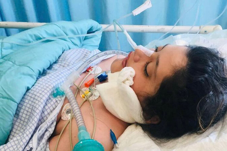    13 сентября Махсу Амини задержали сотрудники отдела нравов полиции за неправильное ношение хиджаба. Девушку доставили в участок на занятие по «перевоспитанию», чтобы объяснить, как правильно носить платок. А через пару часов госпитализировали в больницу, где она впала в кому и через три дня скончалась