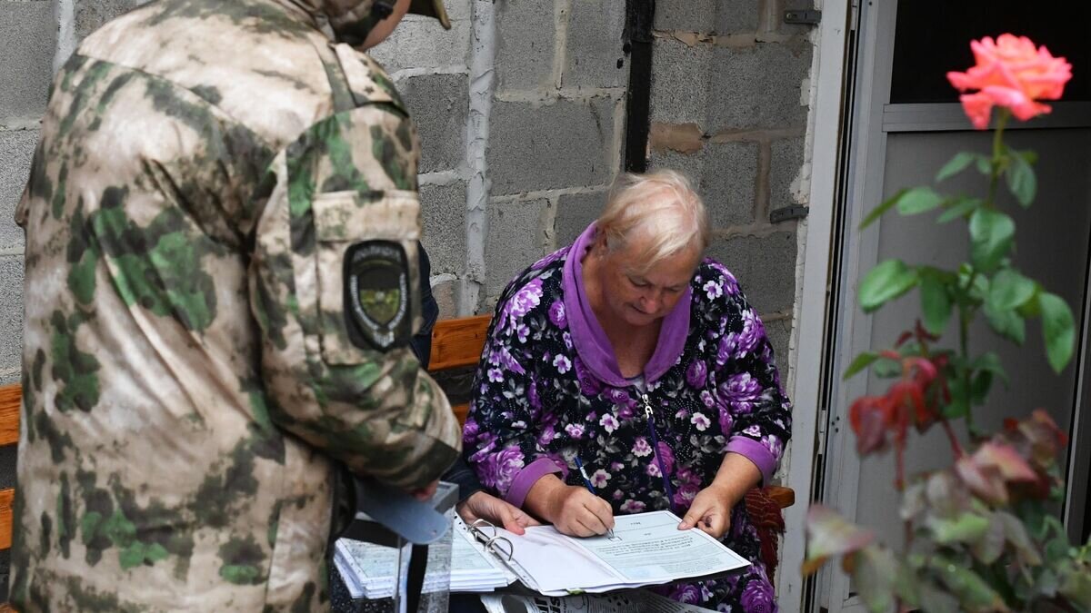    Женщина голосует надомно в Донецке на референдуме о вступлении Донецкой народной республики в состав РФ© РИА Новости