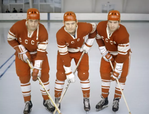 Члены сборной СССР по хоккею с шайбой (слева направо): Борис Михайлов, Владимир Петров и Валерий Харламов