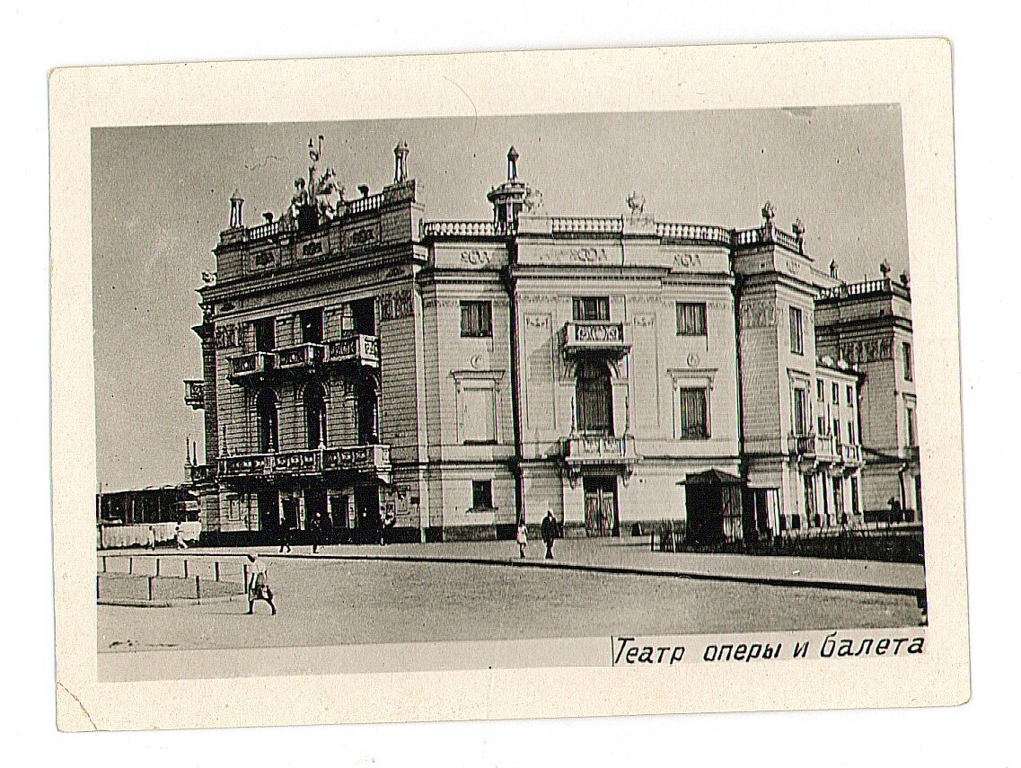 В 1919 году на собрании, посвящённом 2-й годовщине Октябрьской революции, было объявлено о присвоении театру имени Анатолия Васильевича Луначарского, первого наркома просвещения СССР. Тогда же и начался процесс формирования стационарной труппы. В новый состав вошли артисты Петроградских и Московских театров