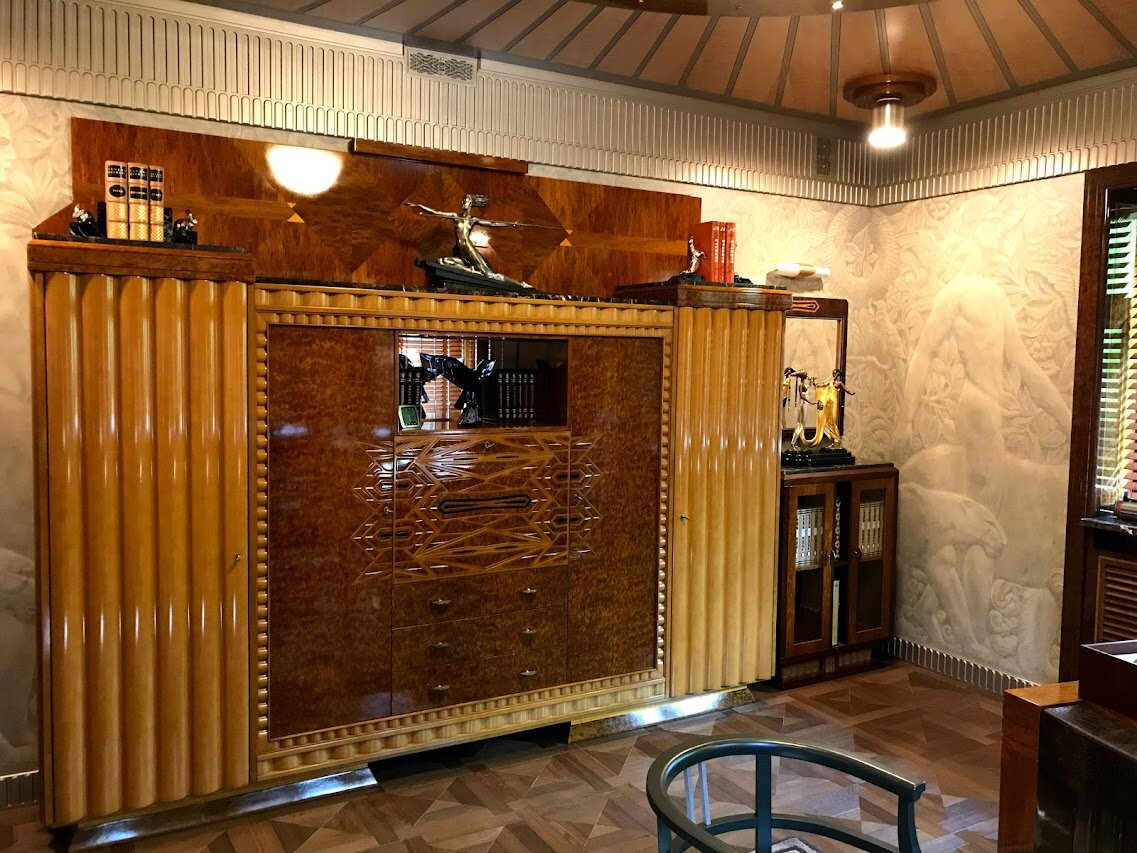 Фото vasilevadesign.ru. Кабинет. Разработанный шкаф-секретер, тумба с зеркалом, роспись стен.