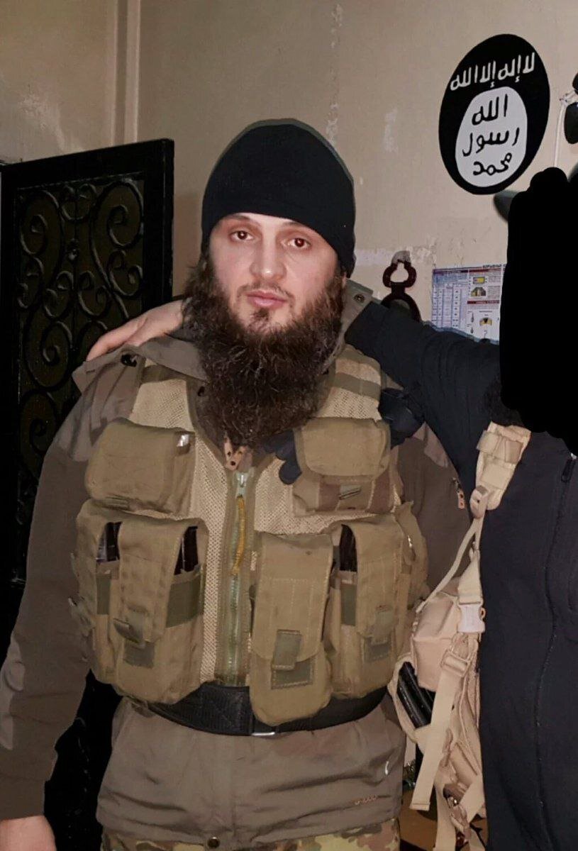 Аш-Шишани - террорист-исламист командир группировки "Аджанад Аль-Кавказ". Они участвовали в боевых действиях против ВС РФ в провинциях Латакия, Алеппо, Идлиб. 