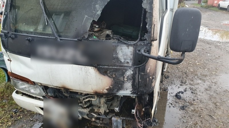     Подозреваемого в поджоге грузового автомобиля задержали по горячим следам.