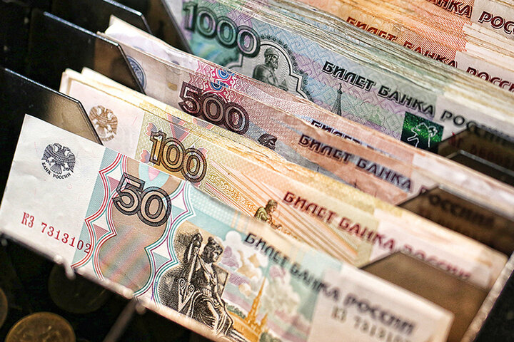 Деньги.