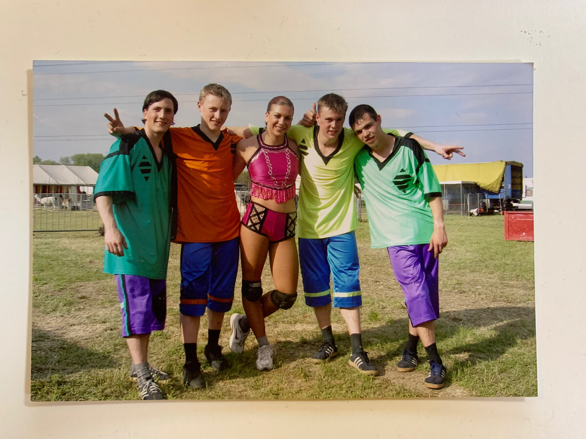 У парней был ещё такого же цвета как у девочки. Просто мы не считали его своей стаей и на фото не позвали