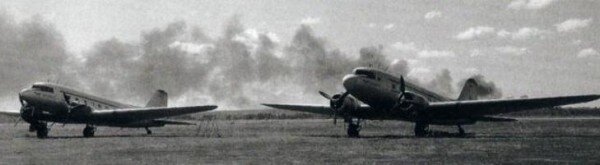 На стоянке легендарные Ли-2...