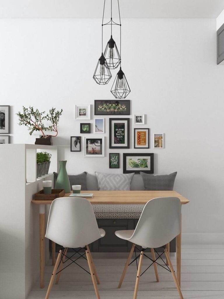 Кухня-гостиная, спальня, прихожая и полноценное рабочее место. Студия 28 кв.м. в монохромной палитре