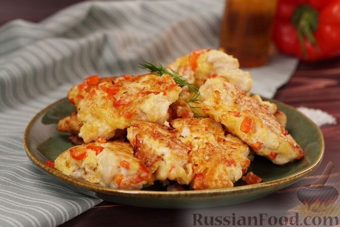 куриное филе, сыр твёрдый, перец болгарский красный, яйца, сметана, крупа манная, соль, перец чёрный молотый, масло растительное