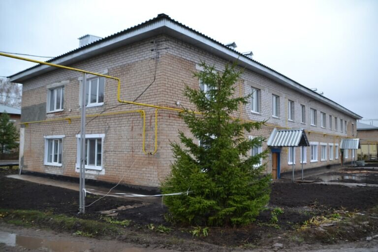    Жители Шарлыка стали возвращаться в отремонтированный дом, где зимой обрушилась крыша Марина Шарт