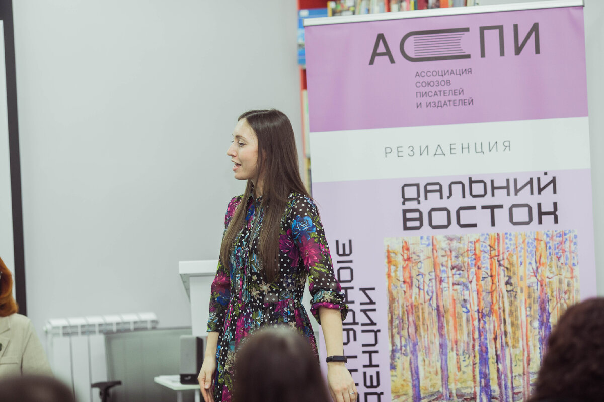 На фото писатель Антонина Яхина на встрече с резидентами. Фотограф Ольга Дудукалова