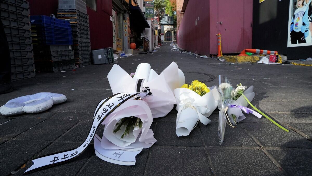    Цветы возле места в Сеуле, где произошла давка© AP Photo / Ahn Young-joon