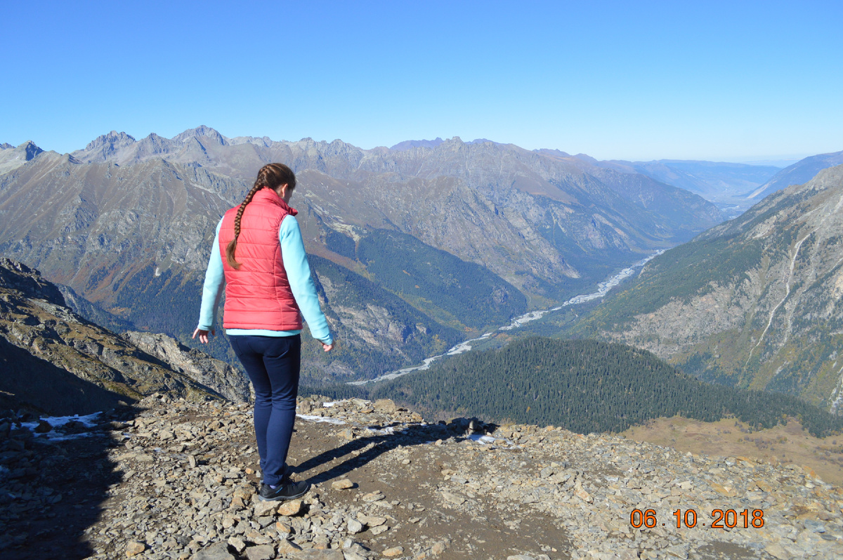 Залезла повыше, чтоб не чувствовать себя на дне
