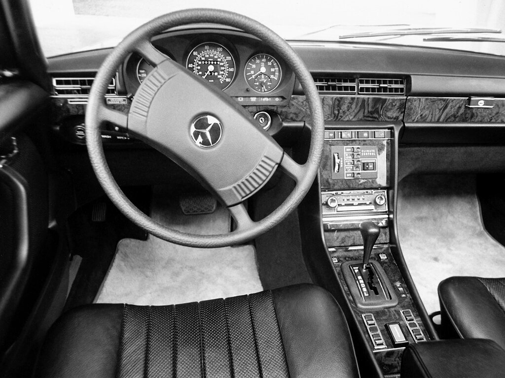 Передняя панель американской версии 450 SEL 6.9