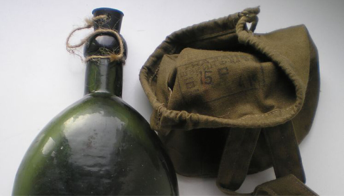 Фляга ркка красный выборжец. Бутылка фляжка 0. Водка фляга армейская. 7. Фляжка солдата 7 букв.