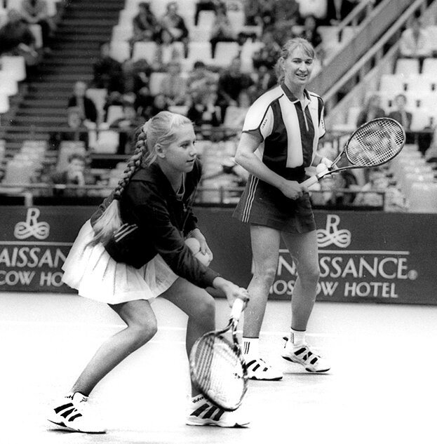 Первая ракетка мира Штеффи Граф провела показательный урок детям вместе с Анной Курниковой в ноябре 1996 года. Фото Дмитрий Солнцев, архив «СЭ»
