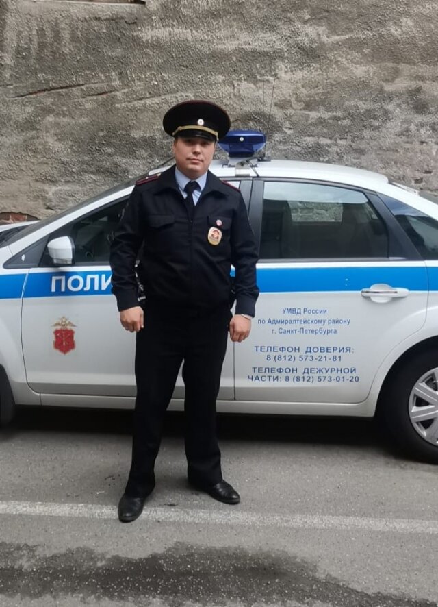    В Петербурге участковый спас тонувшую туристку. Пресс-служба ГУ МВД по СПб и ЛО
