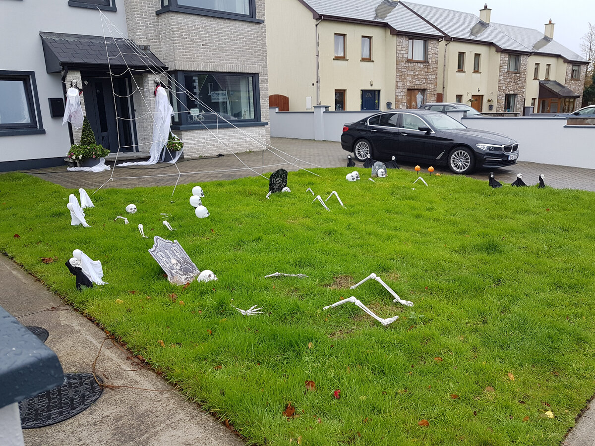 Кто-то класно украсил дворик рядом с автобусной остановкой.