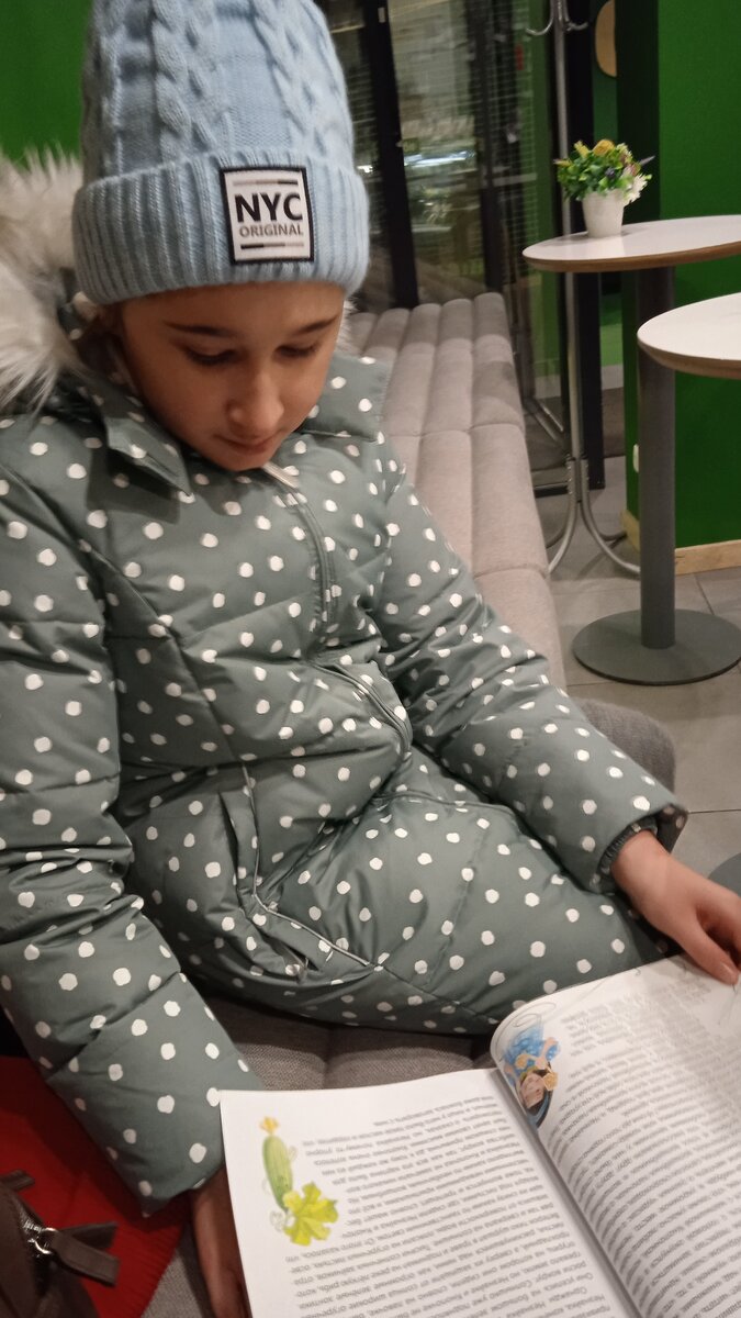 Кофейня сетевая, но дизайн в каждом филиале свой. В этом отделении мне нравится больше, чем в том, который рядом с нашим домом. 