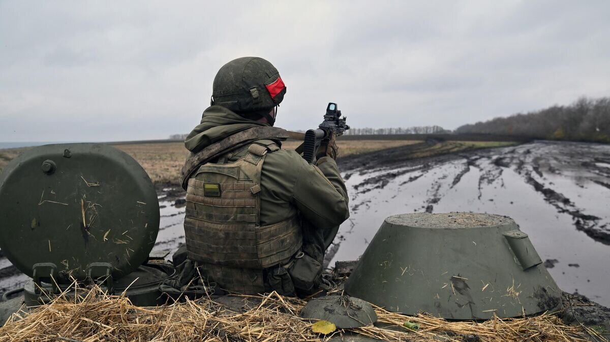    Военнослужащий разведгруппы ВС РФ выполняет боевую задачу в зоне проведения спецоперации© РИА Новости / Виктор Антонюк