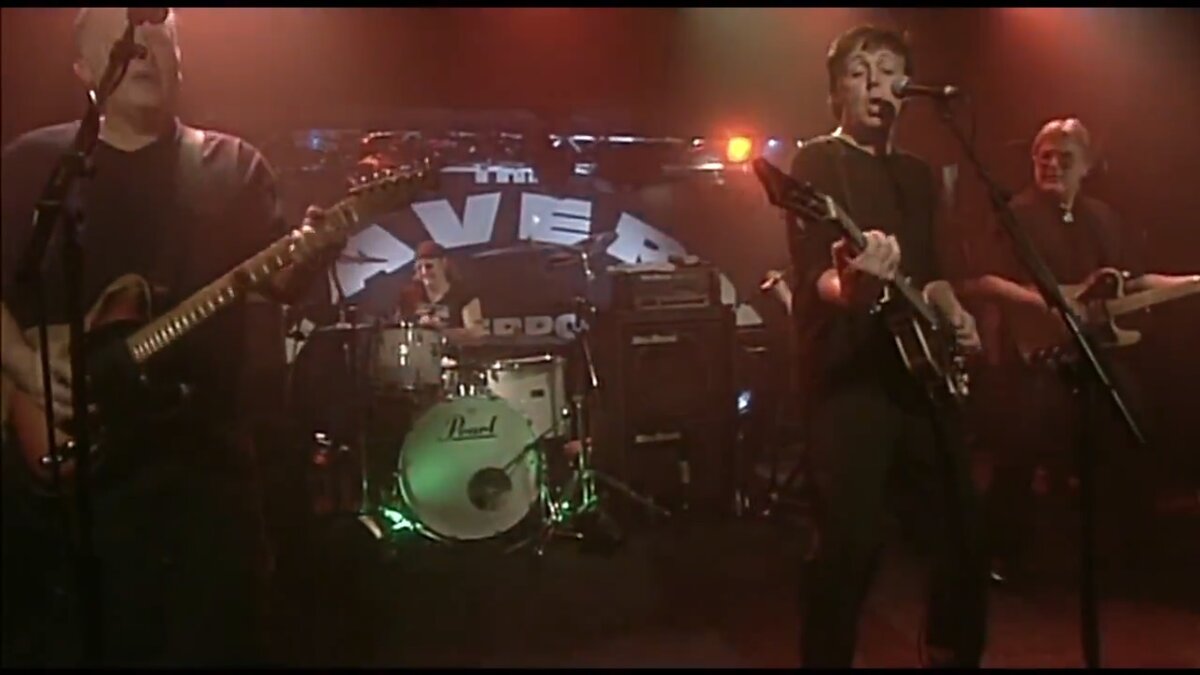 Кадр из Live at the Cavern Club 1999. Пол МакКартни (в центре; вокал и бас), Иэн Пейс (барабаны)