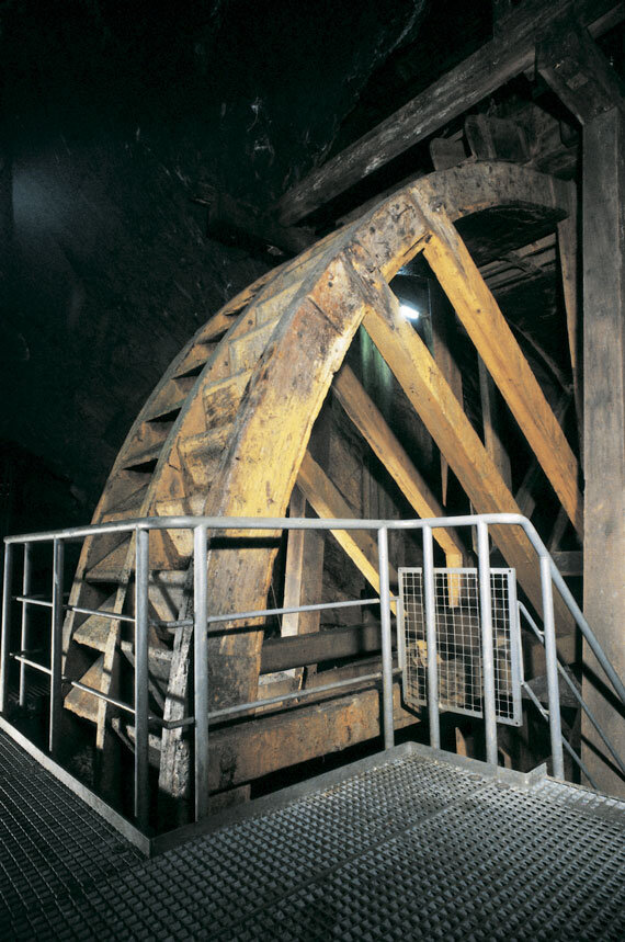 Водоналивное колесо двухстороннее для подъема и спуска. Такое колесо стояло у нас на «Ломоносовской» рудоподъемной машине Екатерининской шахты.