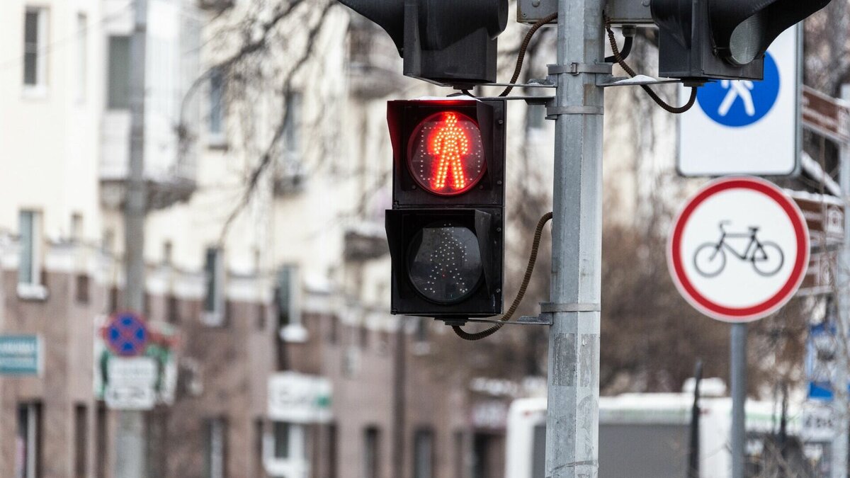     В Нижнем Новгороде на одном перекресте работают одновременно два светофора. При этом на них всегда горят разные цвета, что дезинформирует горожан. Об этом пишет ИА «Говорит Нижний».