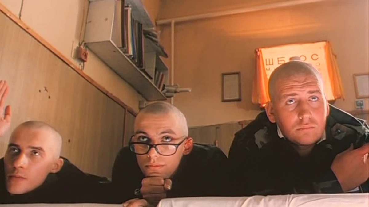 Воспитание (обрезание волос) в фильме "ДМБ"