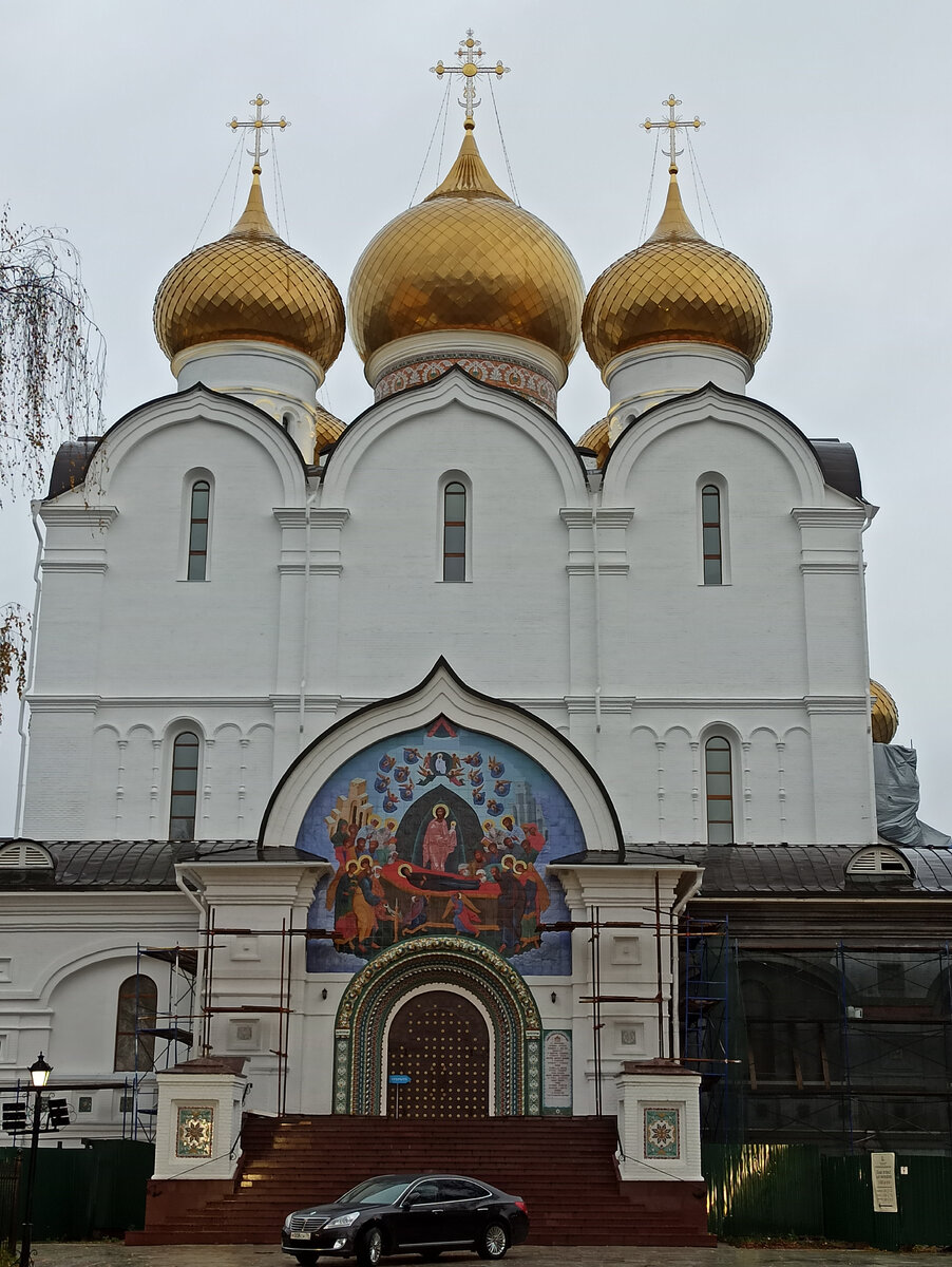 Перед входом стояла машина батюшки, он с кем- то разговаривал на крыльце и над ними держали зонт (видимо водитель). Может все это не так, но в глаза бросилось, а воображение само сложило картинку. Но за такими моментами тоже интересно наблюдать.