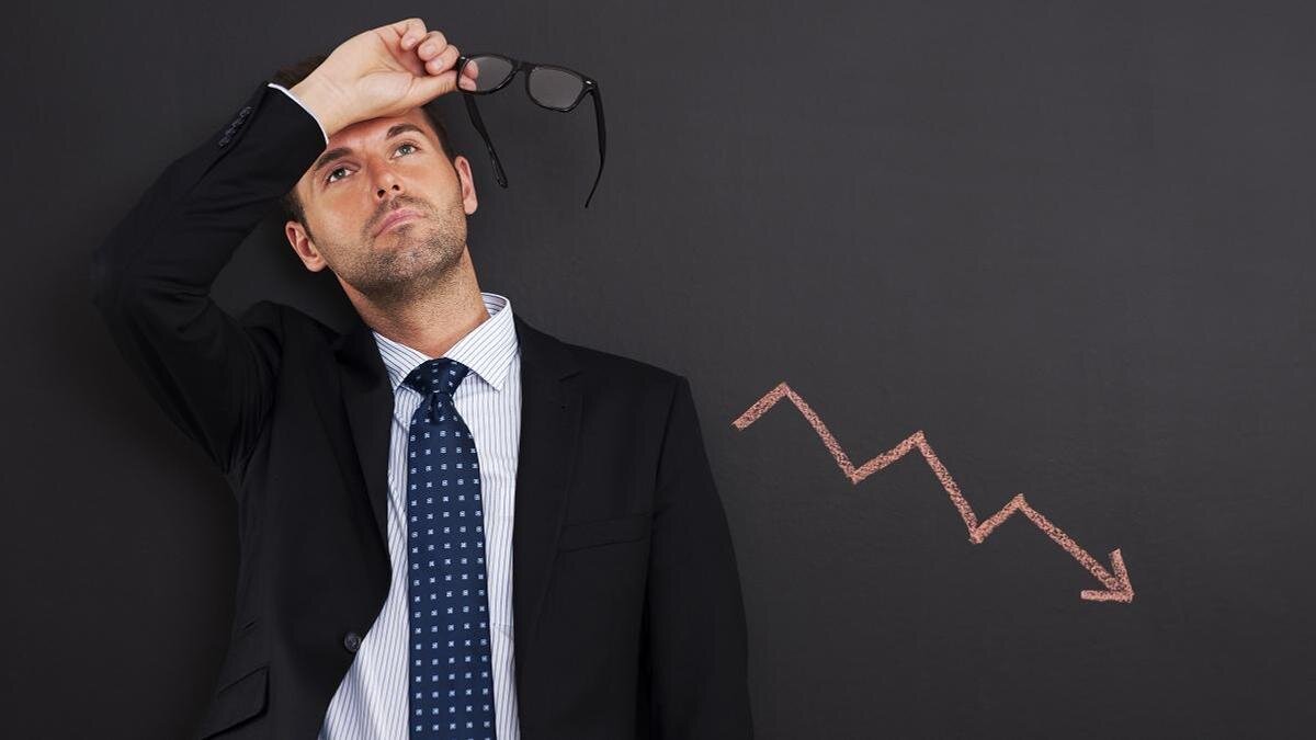    Мужчина держит очки:freepik.com/gpointstudio