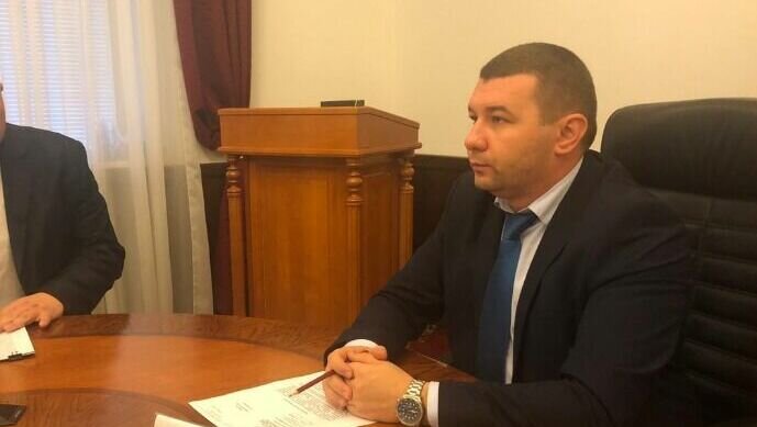     Суд отказал в снятии ареста с имущества отца осужденного за взяточничество экс-министра строительства Ставрополья, сообщает корреспондент NewsTracker из зала суда.