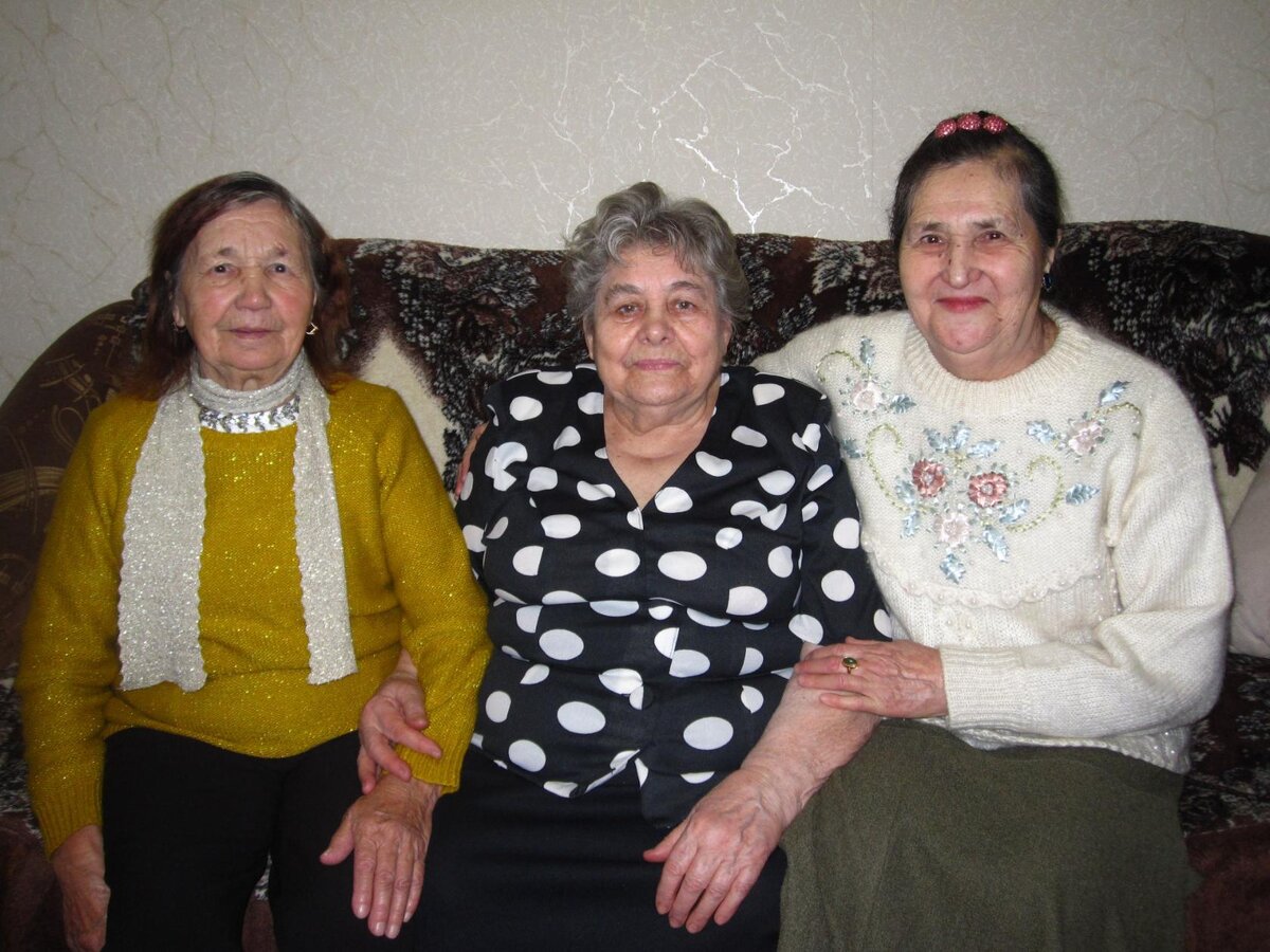 Свекровь в центре, справа мама, слева моя тётя  Зина, в гостях у свекрови