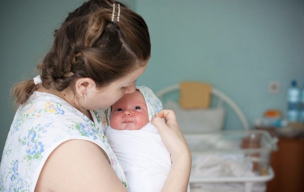 Роддом новорожденный врач. Новорожденный ребенок в роддоме. Новорожденный ребеночек в роодоие.