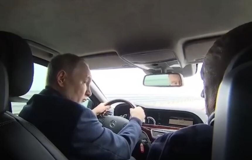 Путин с Хуснуллиным проехал по мосту (кадр видео)