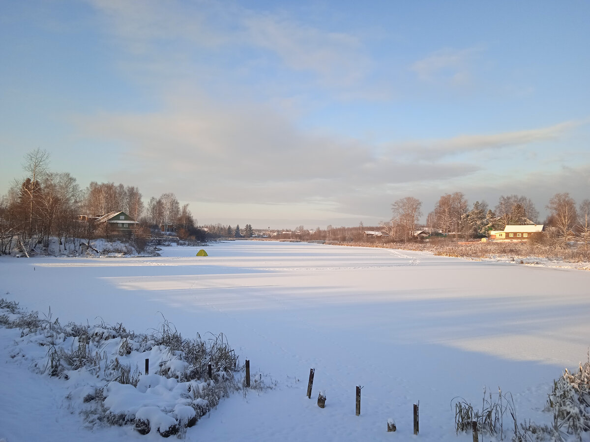 Возле левого берега установлена рыбацкая палатка. Фото автора.