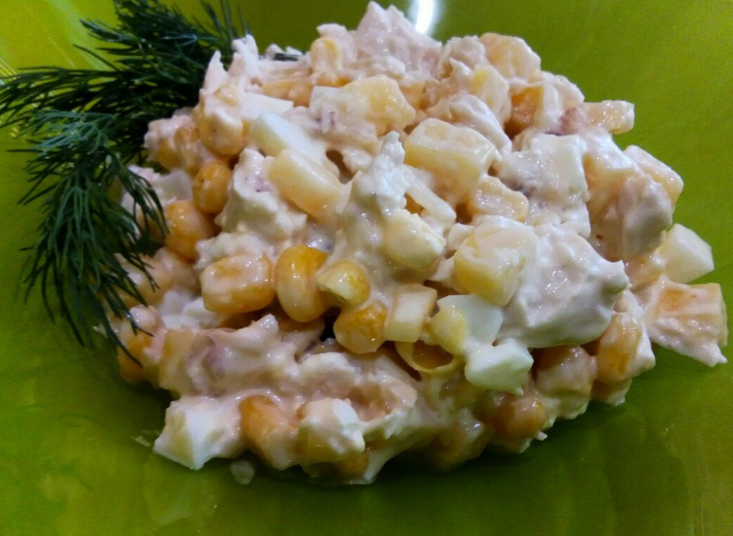 Салат куриная грудка кукуруза. Салат с курицей и кукурузой. Салат с курицей и кукурузой и яйцом.