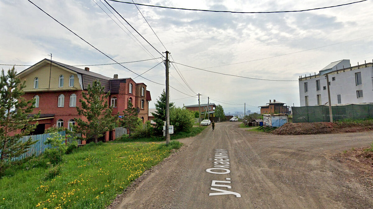     Микрорайон Славянский находится на горе по левую сторону от выезда из города на Солонцы. Он состоит из коттеджей разной степени «пафосности»