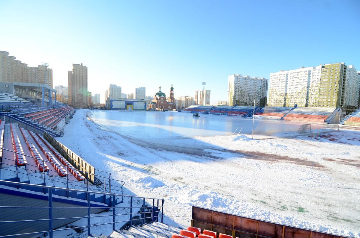    На стадионе «Оренбург» залили лед для массовых катаний на коньках и игры в хоккей Андрей Севостьянов