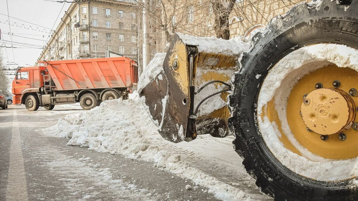     Утром тюменцам вновь пришлось рассекать сугробы. Дорожные службы не справились со снегопадом, чем крайне огорчили жителей города.