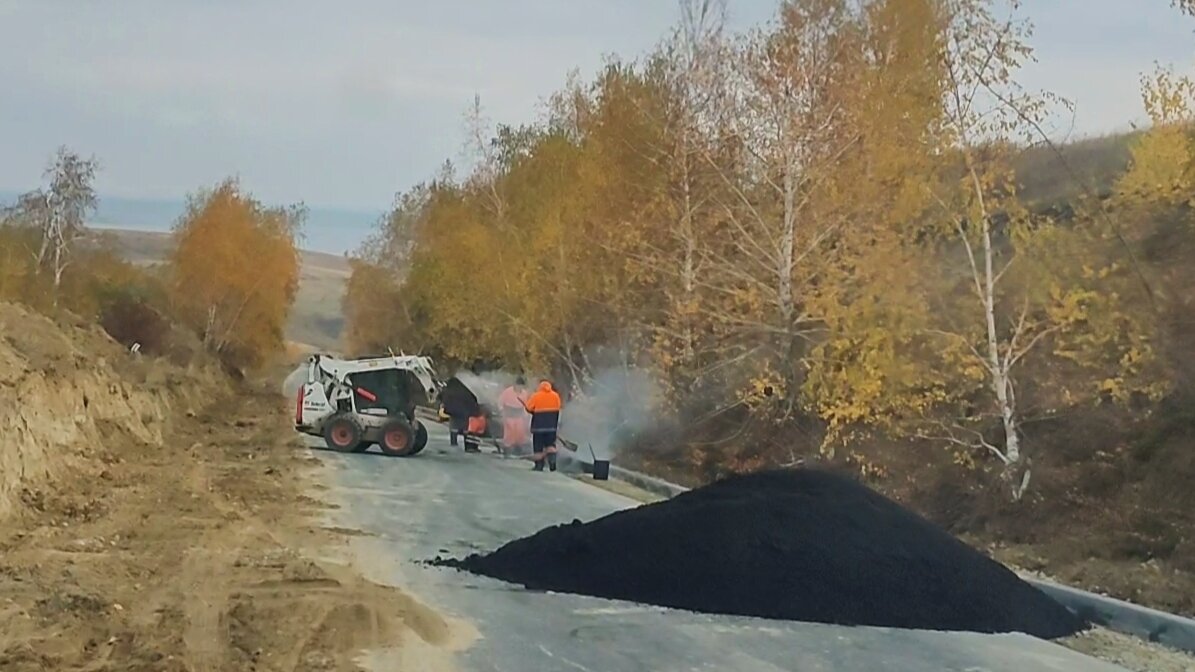 От трассы до села Белогорское кладут новый асфальт.