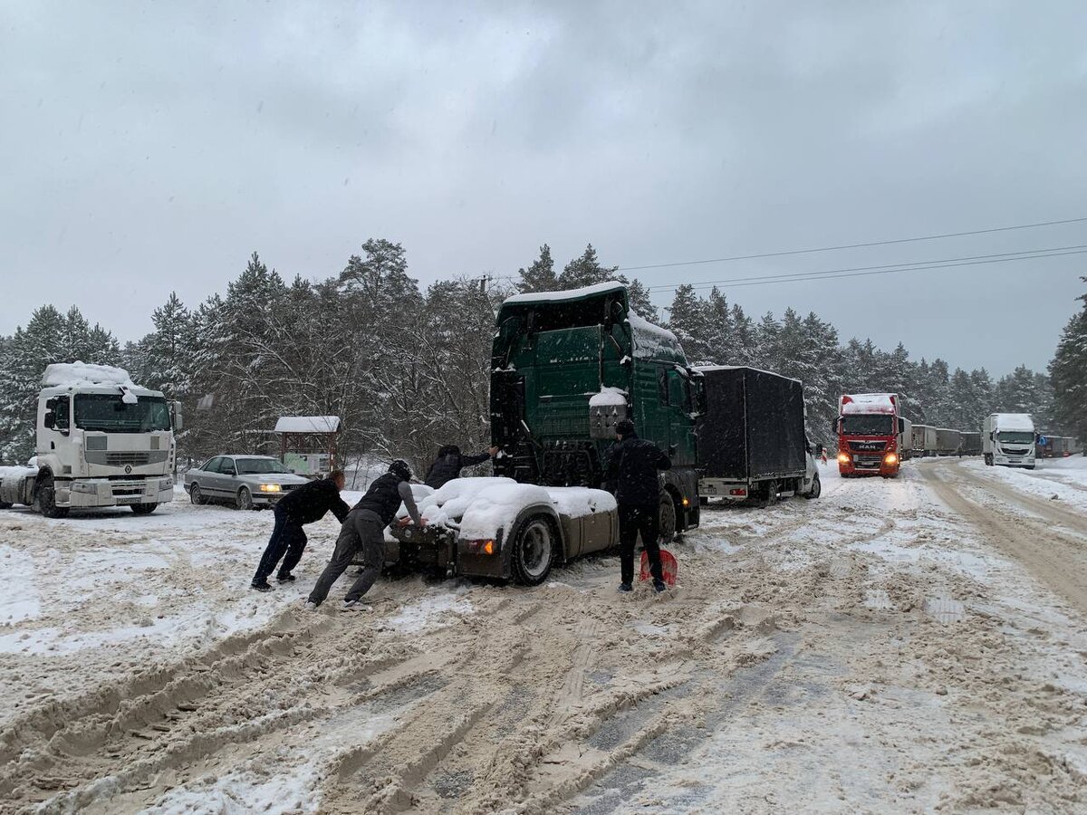 Фуры стоят в два ряда: на границе под Гродно из-за снегопада транспортный  коллапс | Новости Гродно s13.ru | Дзен