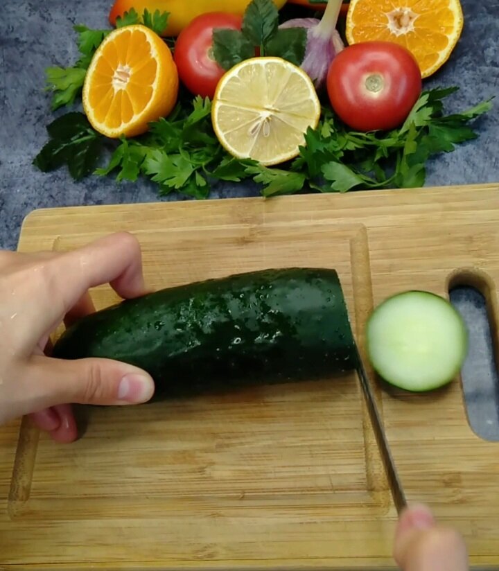 Берем огурец и отрезаем лишние части с двух сторон, как обычно мы это делаем 
