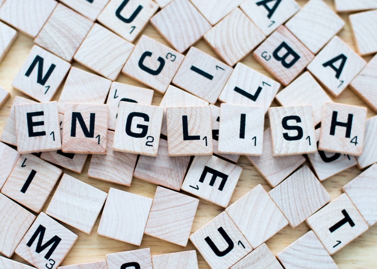 В начале обучения английскому языку каждый сталкивается со сложностями произношения. Звучание и написание звуков английского языка заметно отличаются от русского.