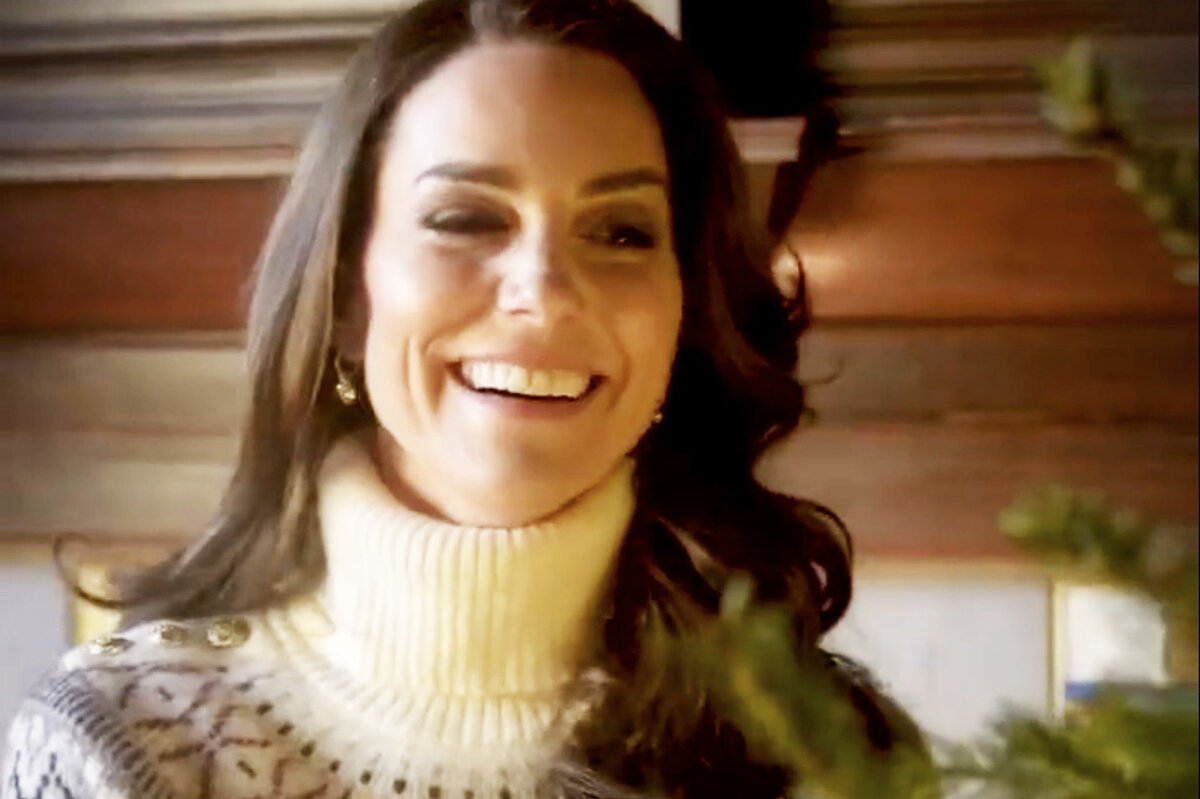     «Последние штрихи»: радостная Кейт Миддлтон в вязаном джемпере украсила ёлку. Видео!