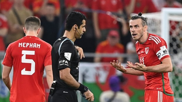    Арбитр Абдулрахман Аль-Джассим судит матч ЧМ-2022 США — Уэльс.