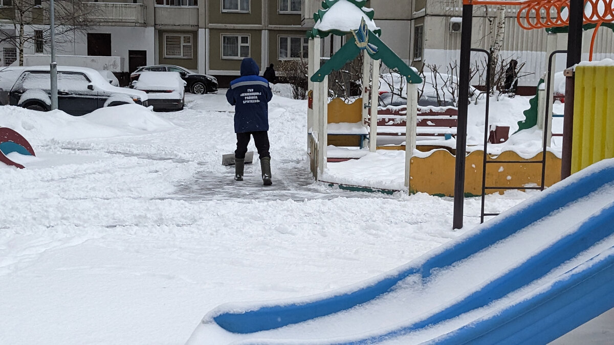Фото сегодня утром, 9 утра. Дворники работают во всю 
