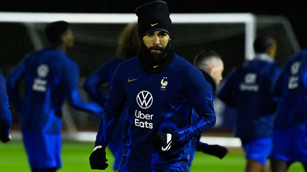    Карим Бензема на тренировке сборной Франции.