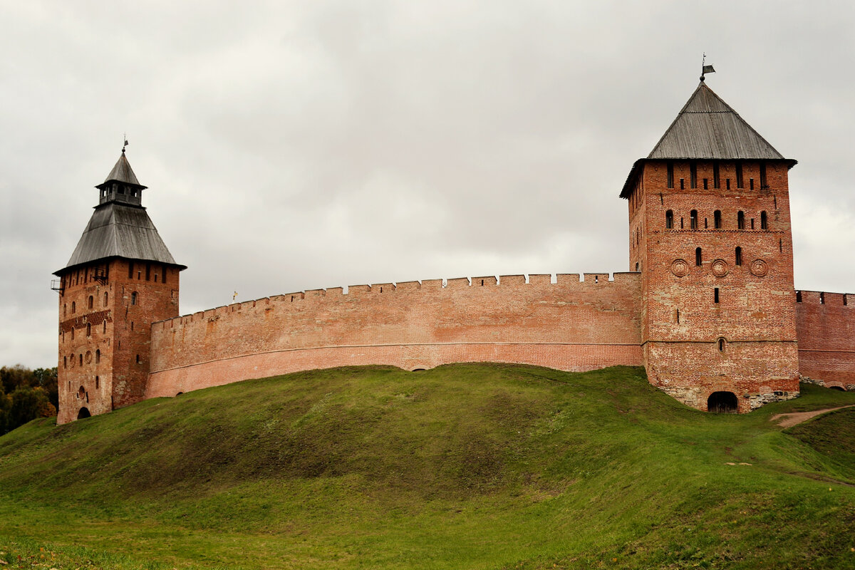 Каменная крепость. Крепость Детинец Великий Новгород. Новгородский Кремль Детинец. Башни детинца Великий Новгород. Великий Новгород Кремль.