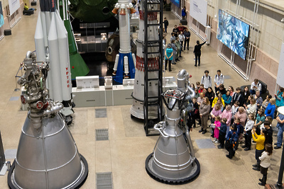    Дети участников СВО на экскурсии на ВДНХ © Сайт мэра Москвы