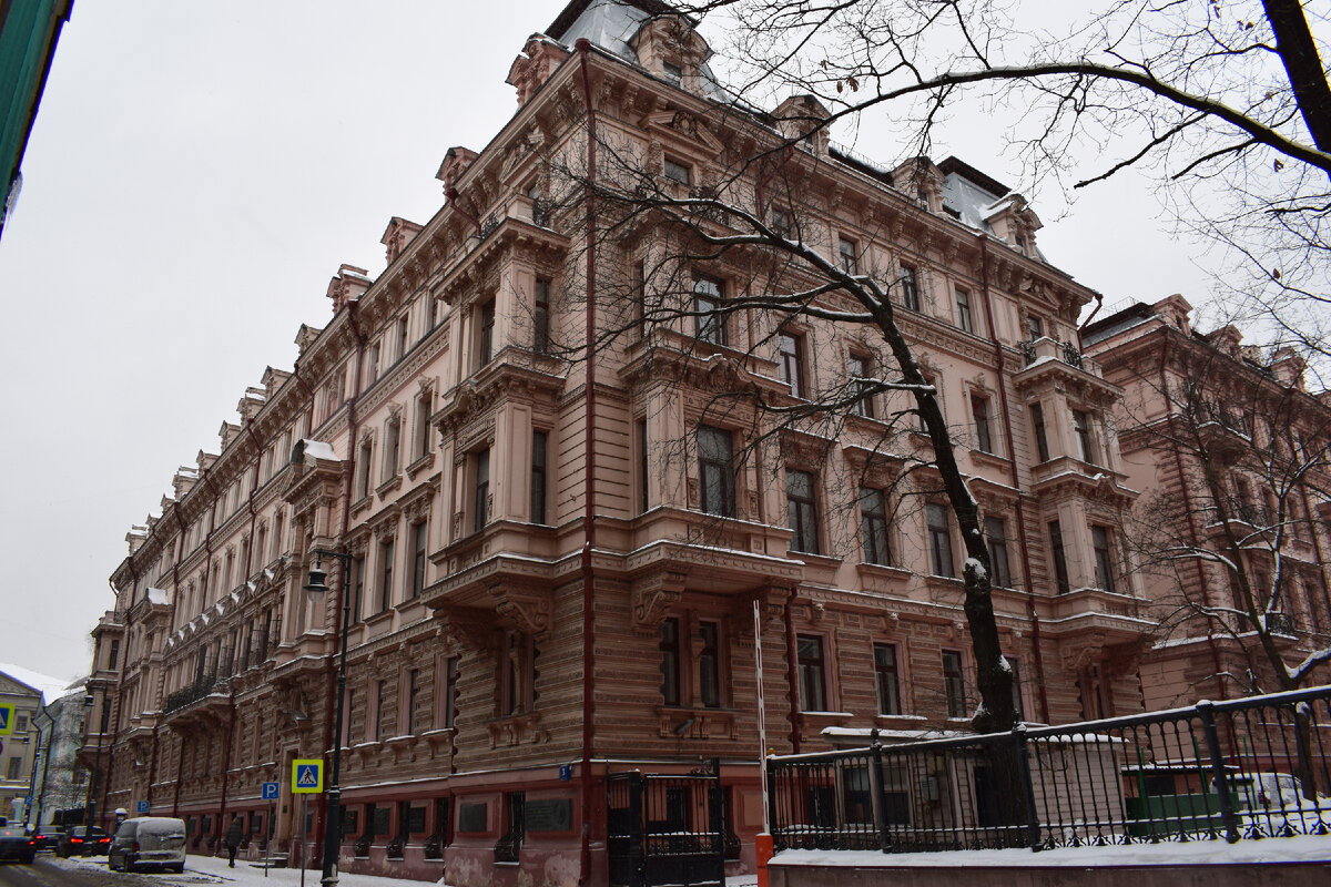 Вот этот дом. 
Фото автора канала "Приключения Тома Сойера"